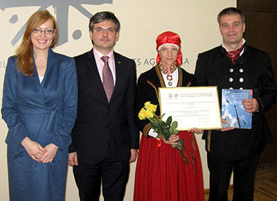 No kreisās Dagnija Baltiņa_ kultūras ministra Ints Dālderis_ Dace Martinova_Grigorijs Rozentāls. FOTO LR Kultūras ministrija_2010.jpg